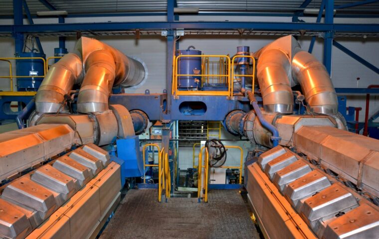 Técnicos de CENETUR trabajando en el mantenimiento de bobinas de un transformador.